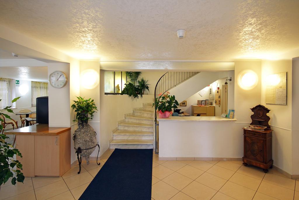 Hotel Azzurro كاتوليكا المظهر الخارجي الصورة