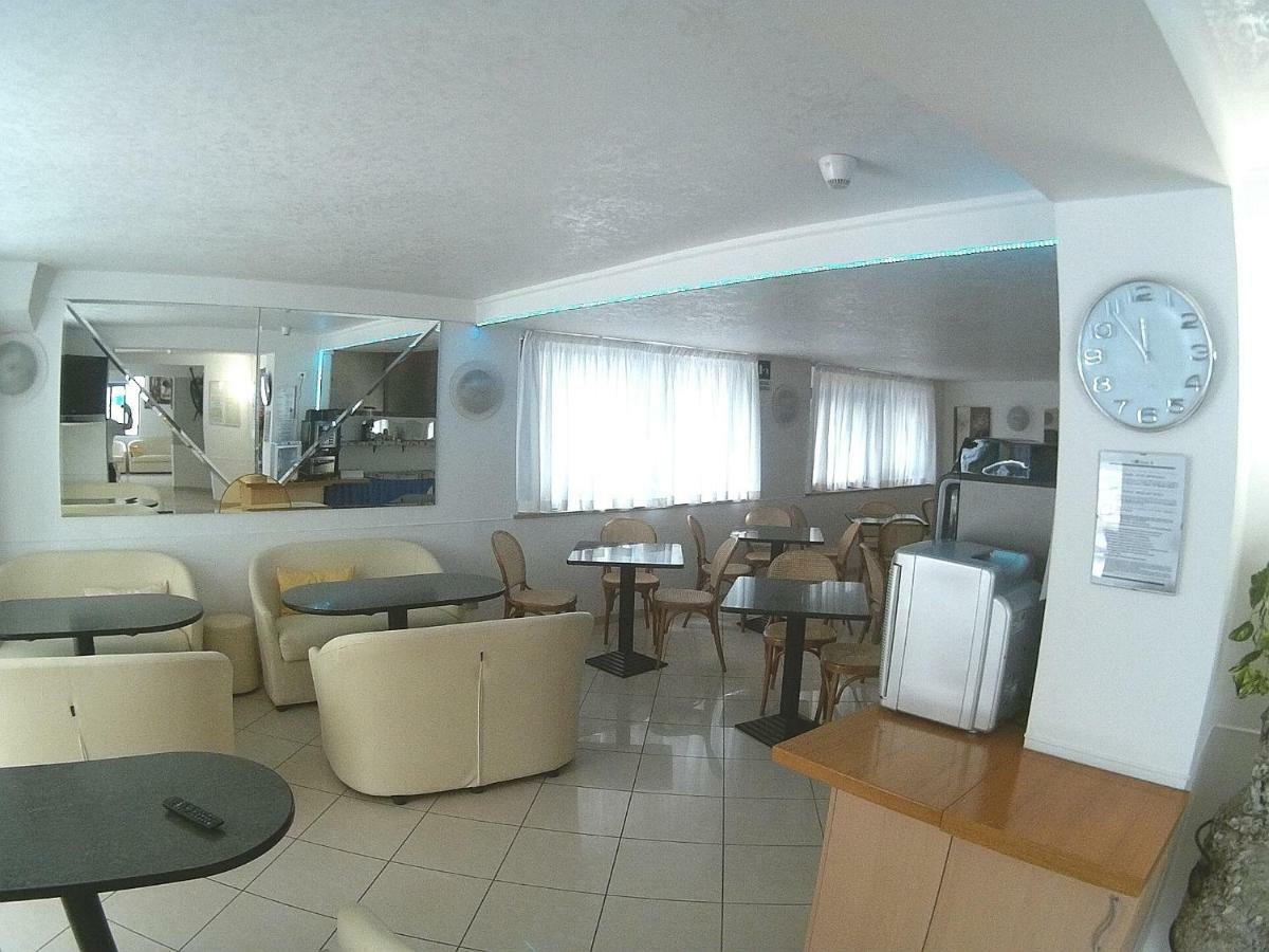 Hotel Azzurro كاتوليكا المظهر الخارجي الصورة